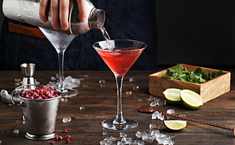 Mixed Drinks That Match Everyone’s Tastes: The Ingredients Every Home Bar Needs